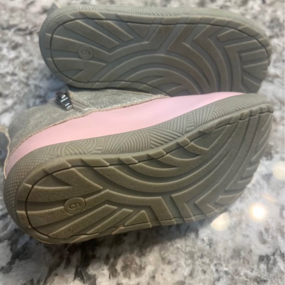 Size 6 toddler pink and silver boot - Picture 3 of 3